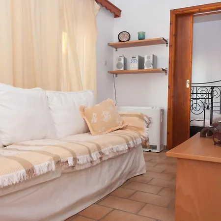 Holiday home Cozy Little House In Ioulida - Kea *